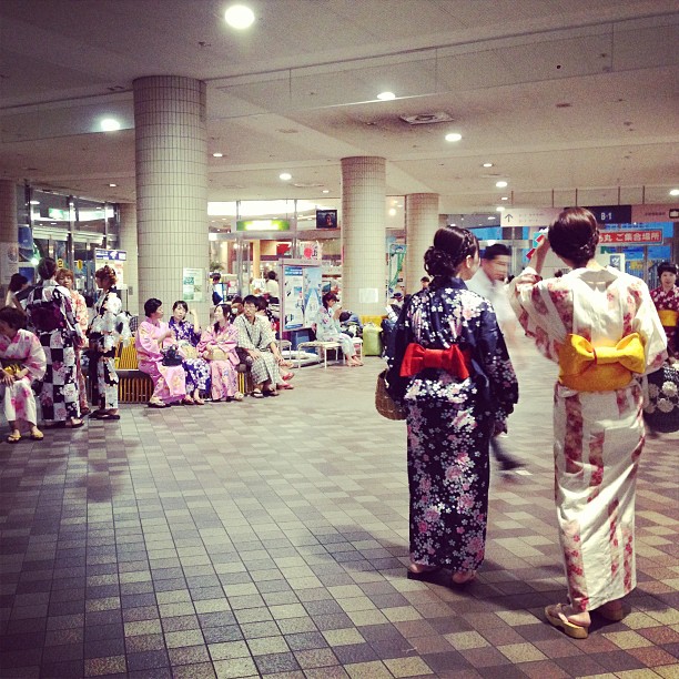 About a hojillion kids in yukata at Takeshiba Station.